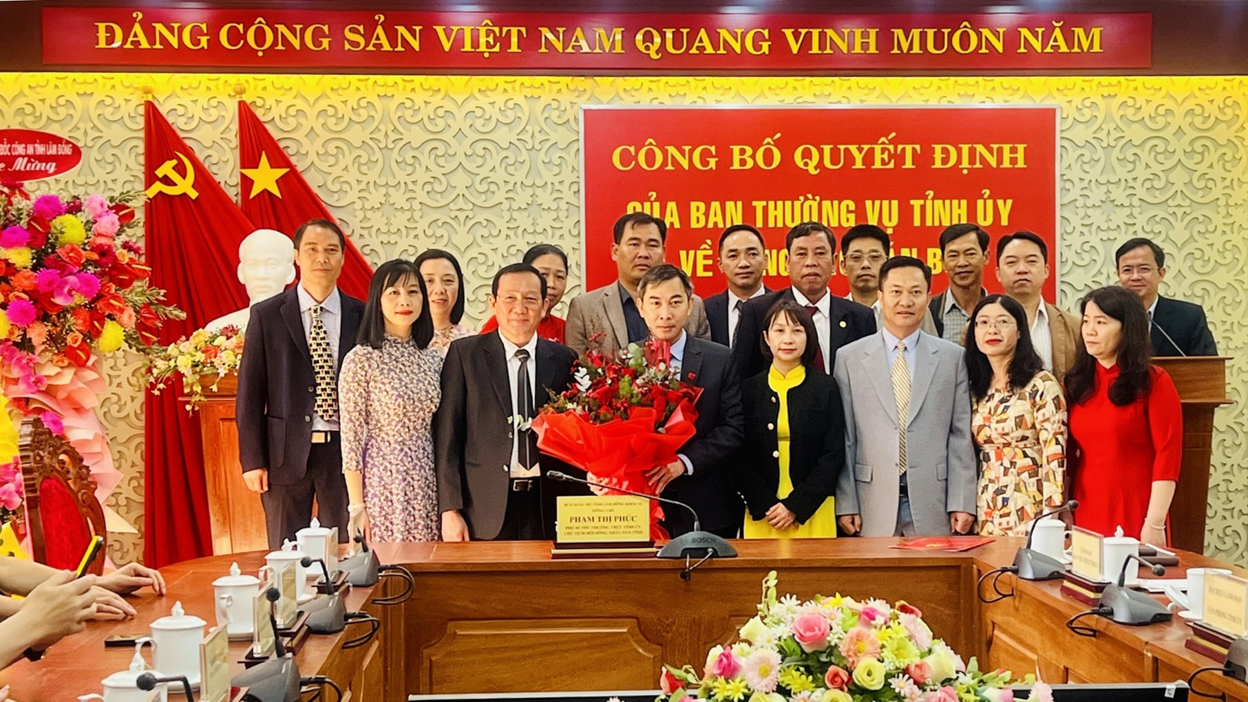 Cán bộ, công chức Ban Nội Chính Tỉnh uỷ chụp hình cùng tân Trưởng Ban Nội chính Tỉnh ủy Lâm Đồng Vũ Tuấn Anh