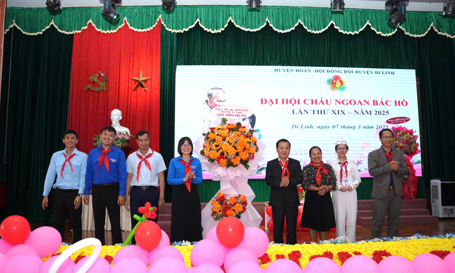 Lãnh đạo huyện Di Linh tặng hoa chúc mừng Đại hội