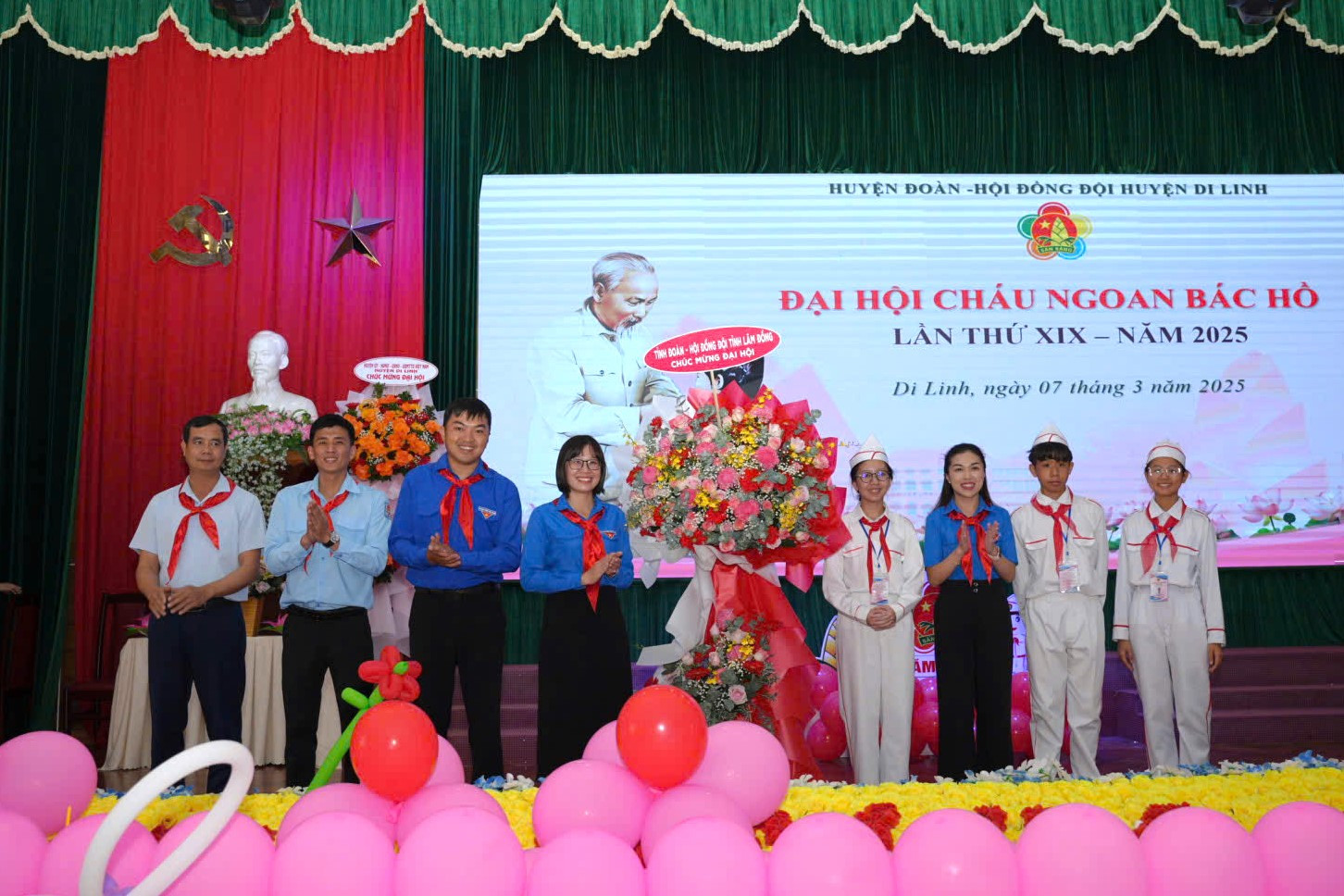 Tỉnh Đoàn - Hội đồng Đội tỉnh tặng hoa chúc mừng Đại hội