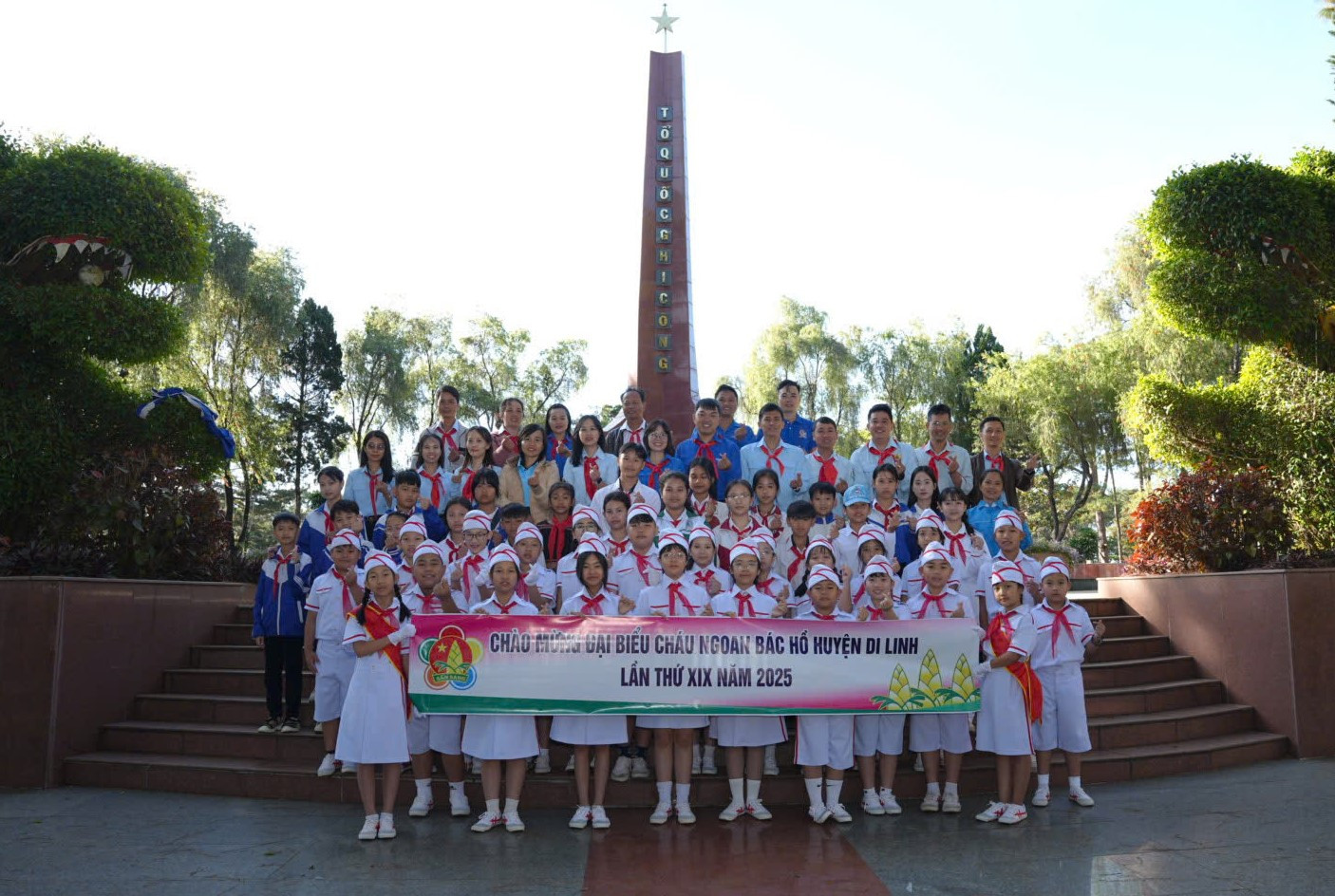 Các đại biểu Cháu ngoan Bác Hồ huyện Di Linh viếng Nghĩa trang Liệt sĩ huyện trước khi khai mạc Đại hội