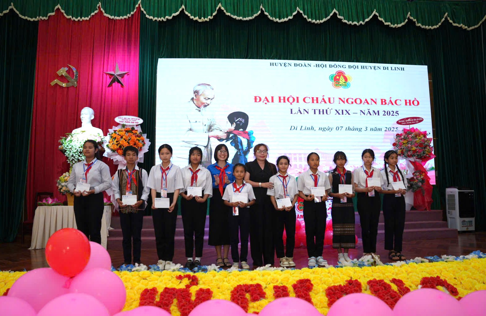 Tặng học bổng cho các Cháu ngoan Bác Hồ vượt khó vươn lên trong học tập và rèn luyện