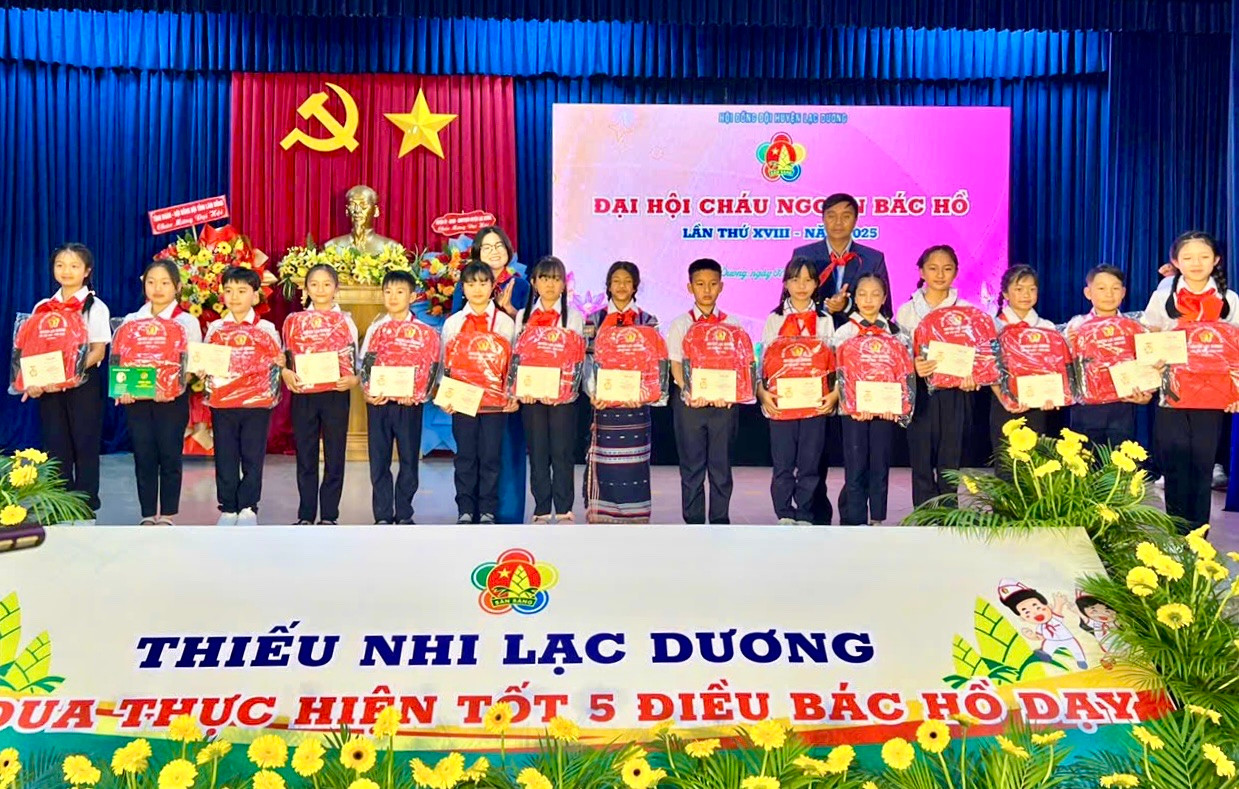 đồng chí Trịnh Thị Loan - Phó Chủ tịch Hội đồng Đội tỉnh Lâm Đồng; đồng chí Cil Poh - Phó Chủ tịch UBND huyện Lạc Dương trao chứng nhận cho 105 đại biểu Cháu ngoan Bác Hồ tiêu biểu