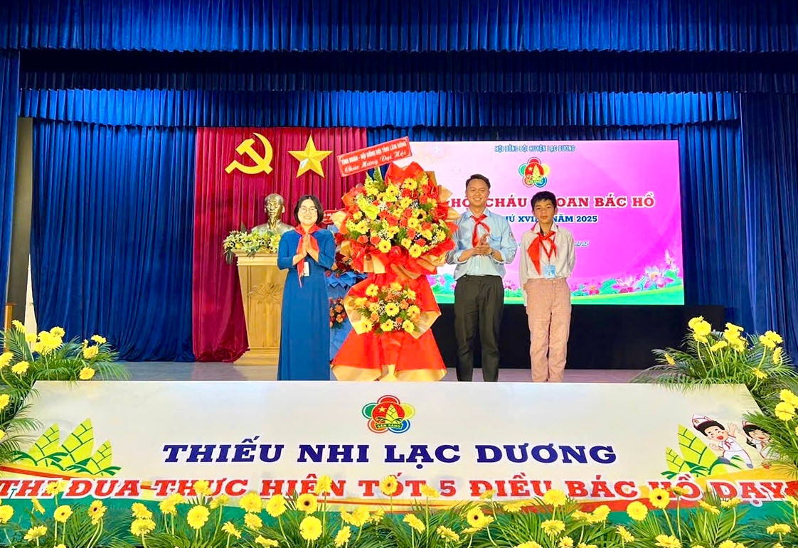 đồng chí Trịnh Thị Loan - Phó Chủ tịch Hội đồng Đội tỉnh Lâm Đồng tặng hoa chúc mừng Đại hội