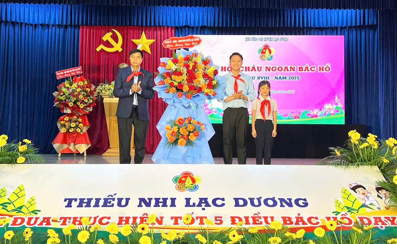 đồng chí Cil Poh - Phó Chủ tịch UBND huyện Lạc Dương tặng hoa chúc mừng Đại hội