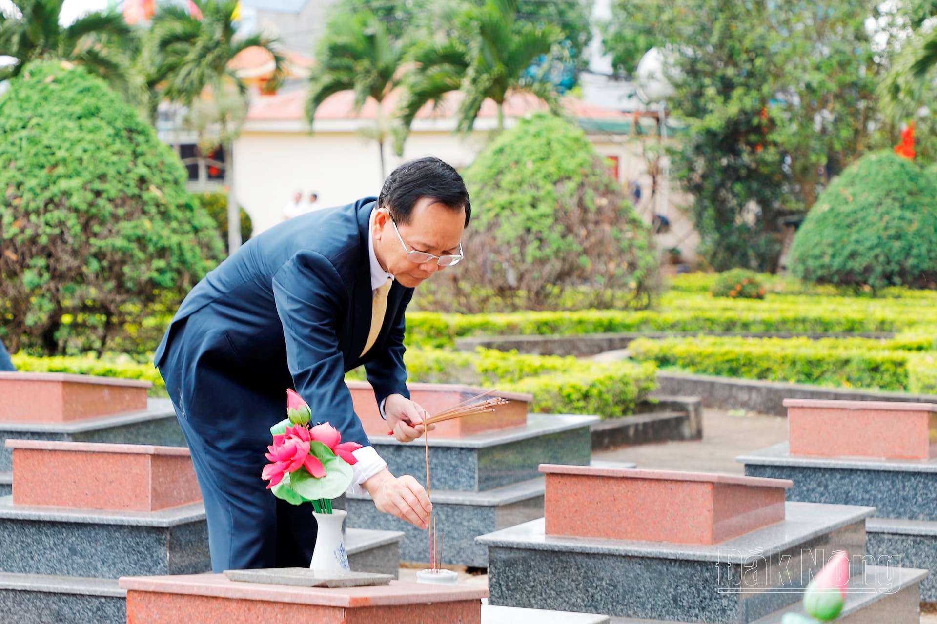 Bí thư Tỉnh ủy, Trưởng Đoàn ĐBQH tỉnh Ngô Thanh Danh thắp hương tại các phần mộ liệt sĩ