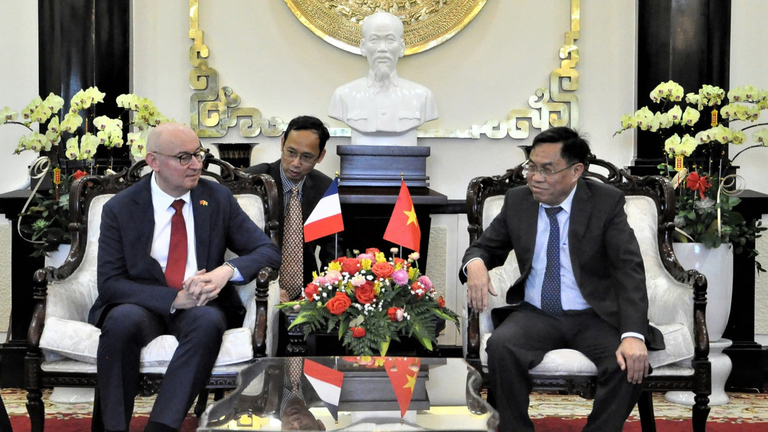 Ông Pierre Du Ville - Trưởng Đại diện Phái đoàn Wallonie Bruxelles tại Việt Nam, Chủ tịch nhóm các Đại sứ quán, Phái đoàn, Tổ chức Pháp ngữ (GADIF) đang thảo luận với Phỏ Chủ tịch UBND tỉnh Lâm Đồng Võ Ngọc Hiệp