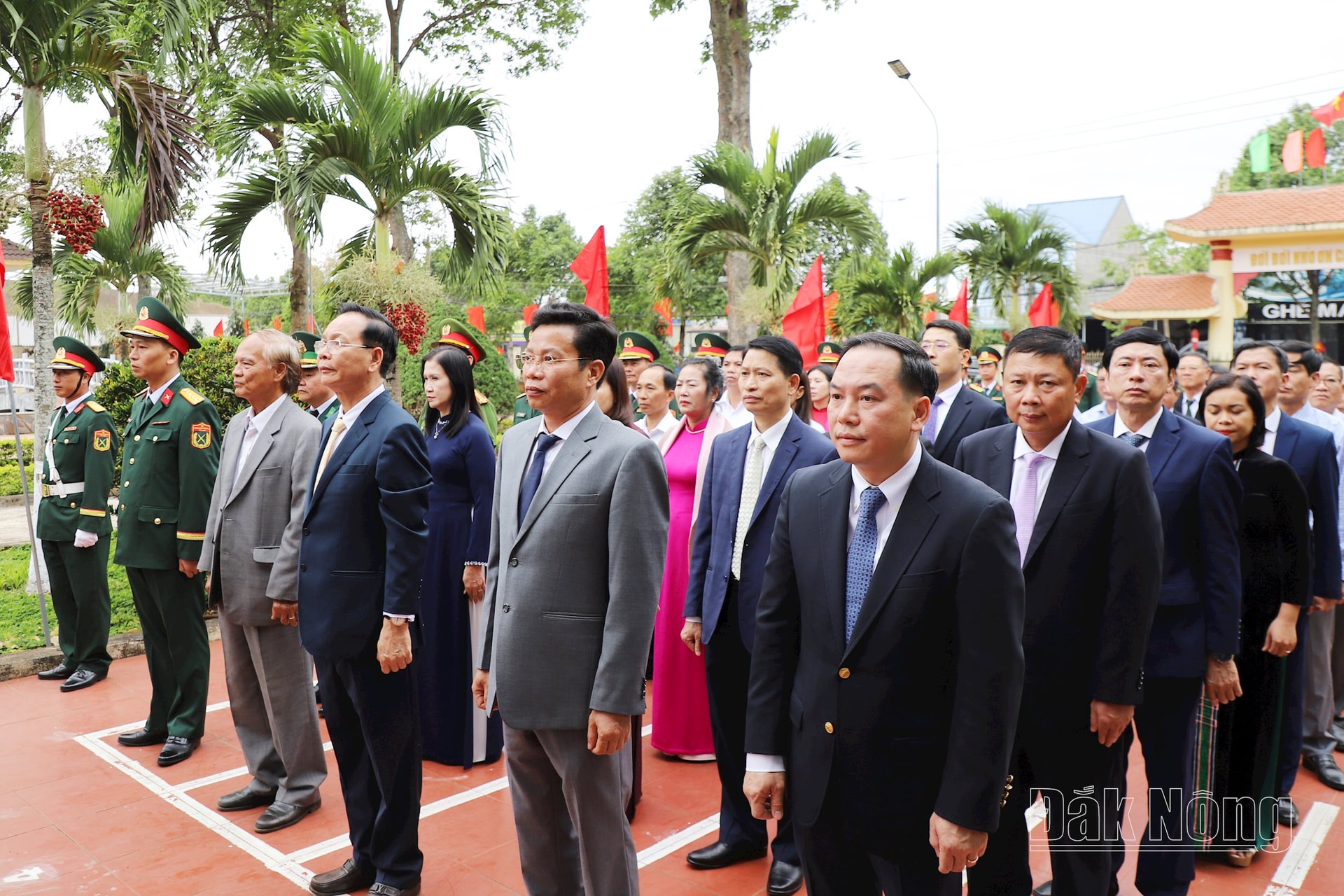 Đoàn đại biểu tỉnh Đắk Nông và huyện Đắk Mil viếng các anh hùng, liệt sĩ tại Nghĩa trang Liệt sĩ tỉnh Đắk Nông