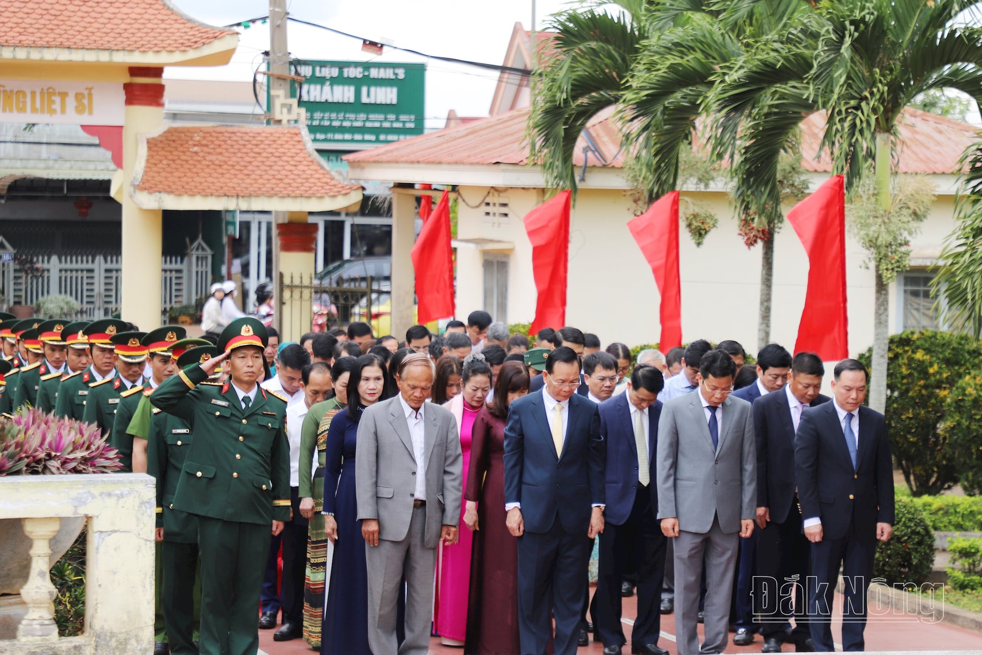 Các đại biểu dành một phút mặc niệm các anh hùng, liệt sĩ