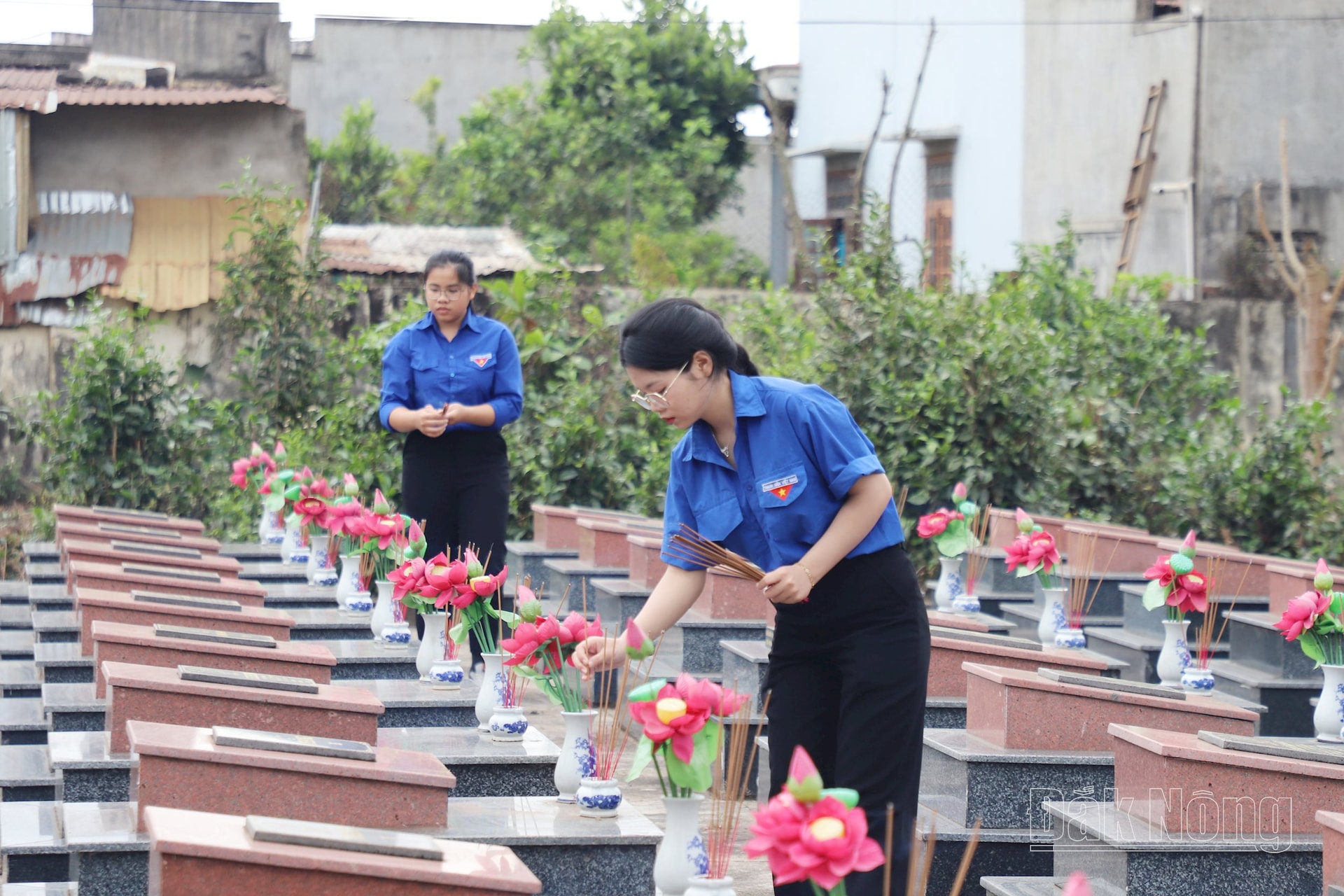 Đông đảo Đoàn viên, thanh niên dâng hương tại Nghĩa trang Liệt sĩ huyện Đắk Mil