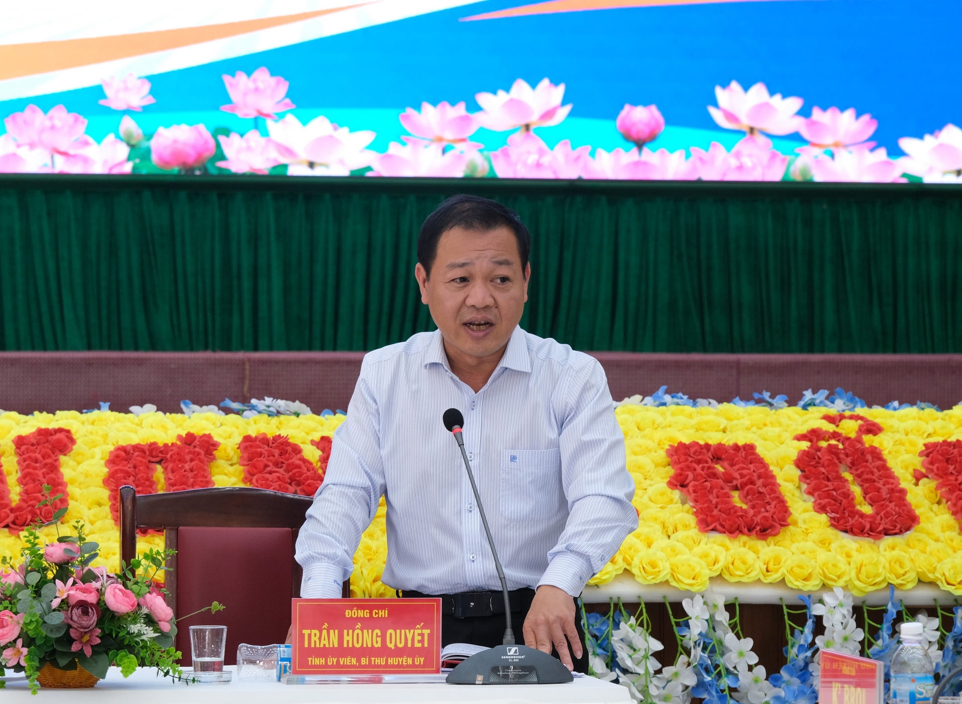 Đồng chí Trần Hồng Quyết - Bí thư Huyện ủy Di Linh phát biểu tiếp thu ý kiến chỉ đạo của Chủ tịch UBND tỉnh