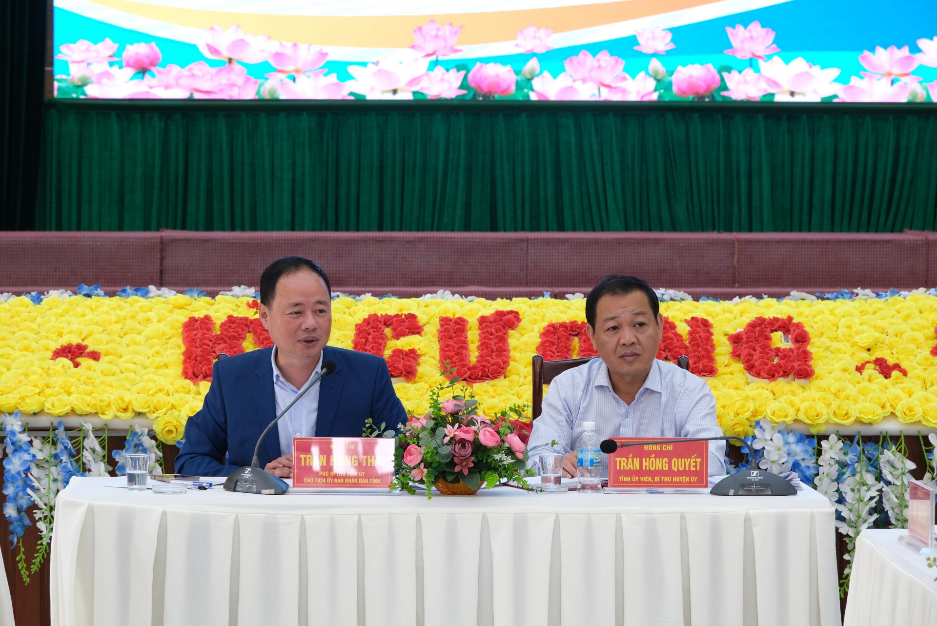 Đồng chí Trần Hồng Thái - Phó Bí thư Tỉnh ủy, Chủ tịch UBND tỉnh và đồng chí Trần Hồng Quyết - Bí thư Huyện ủy Di Linh chủ trì buổi làm việc
