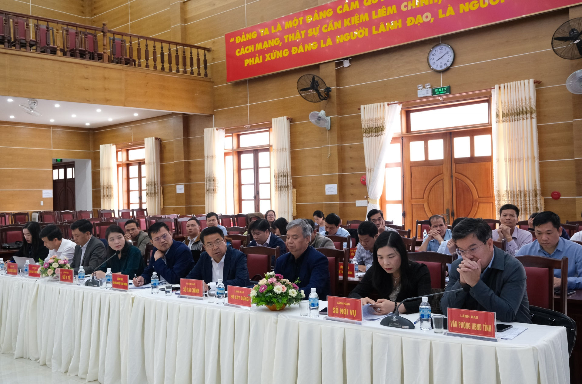Lãnh đạo các sở, ngành của tỉnh tham gia buổi làm việc