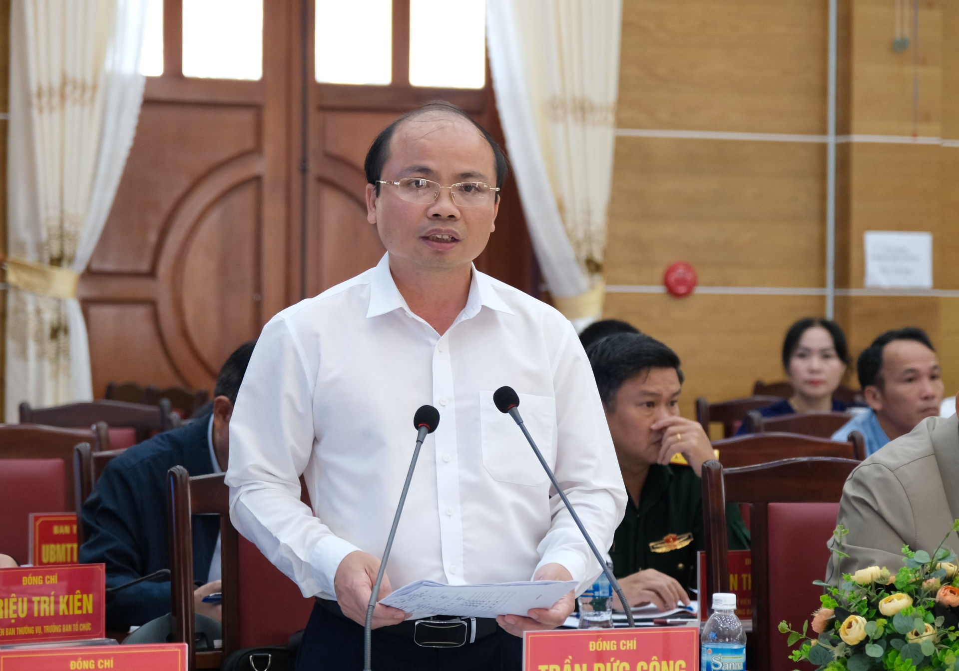 Đồng chí Trần Đức Công - Phó Bí thư Huyện ủy, Chủ tịch UBND huyện Di Linh báo cáo tình hình phát triển kinh tế - xã hội 2 tháng đầu năm và triển khai nhiệm vụ trọng tâm trong thời gian tới