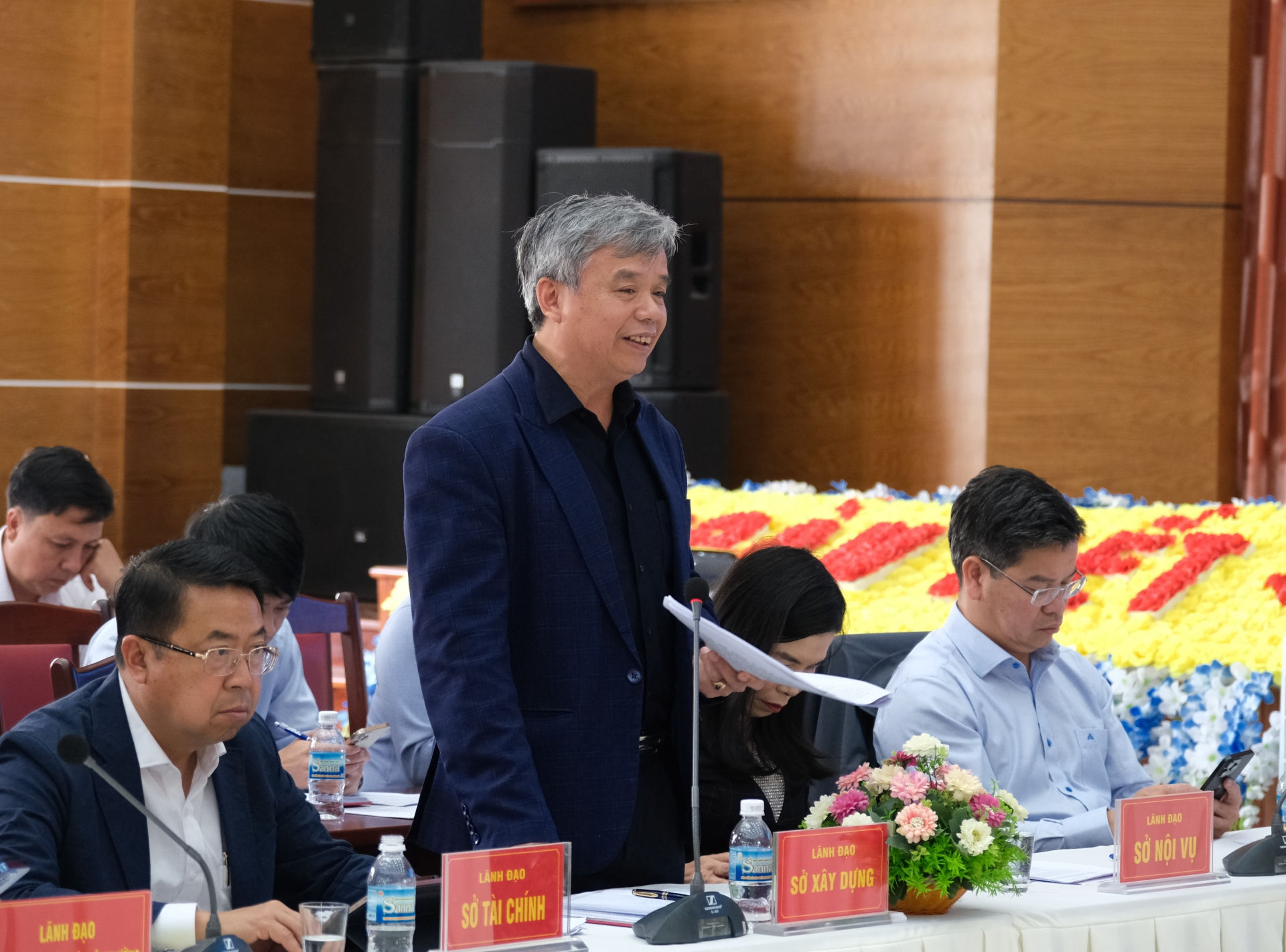 Đồng chí Nguyễn Văn Gia - Giám đốc Sở Xây dựng phát biểu ý kiến về vấn đề quy hoạch