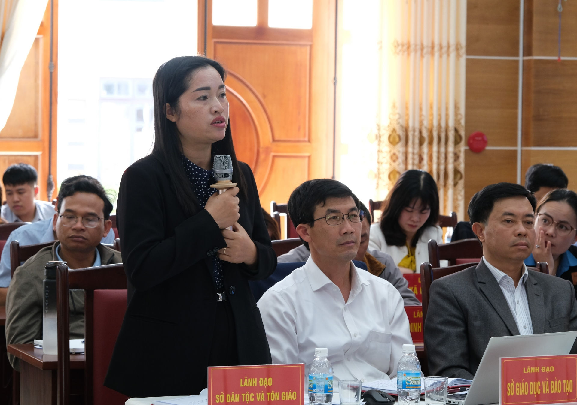 Đồng chí Cil Bri - Giám đốc Sở Dân tộc và Tôn giáo nêu ý kiến về việc thực hiện Chương trình mục tiêu quốc gia Phát triển vùng đồng bào dân tộc thiểu số và miền núi