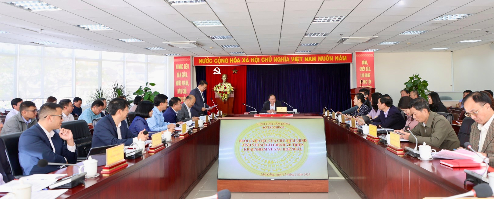 Chủ tịch UBND tỉnh Trần Hồng Thái làm việc với Sở Tài chính