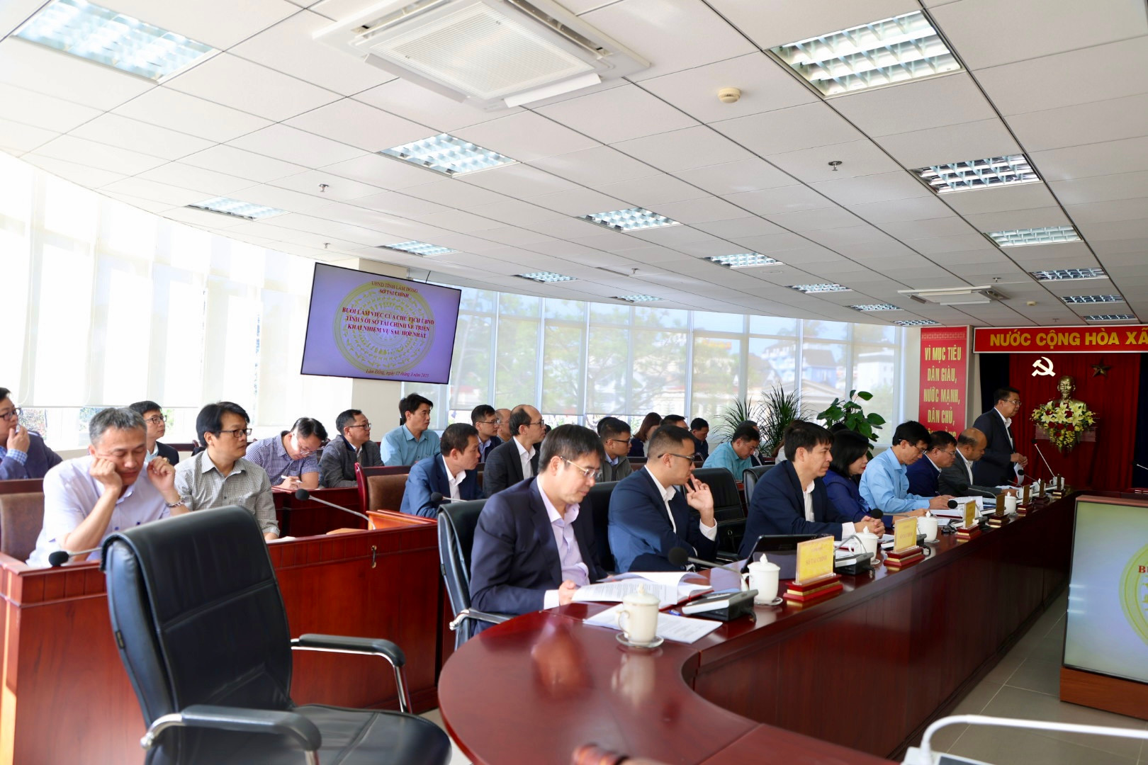 Lãnh đạo Sở Tài chính và cán bộ chủ chốt của Sở tham dự buổi làm việc