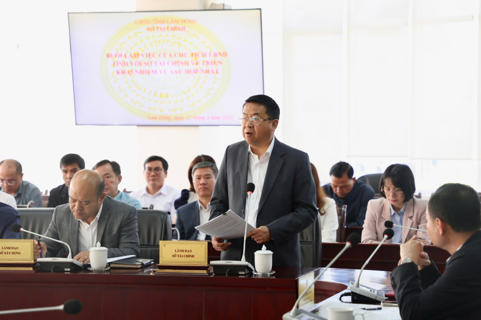 Ông Tôn Thiện San - Giám đốc Sở Tài chính báo cáo tình hình hoạt động sau sáp nhập
