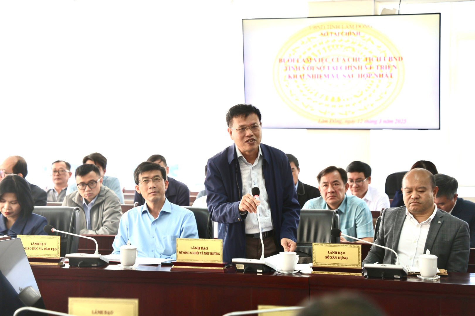 Ông Hoàng Sỹ Bích - Giám đốc Sở Nông nghiệp và Môi trường, báo cáo vướng mắc trong chuyển đổi đất rừng