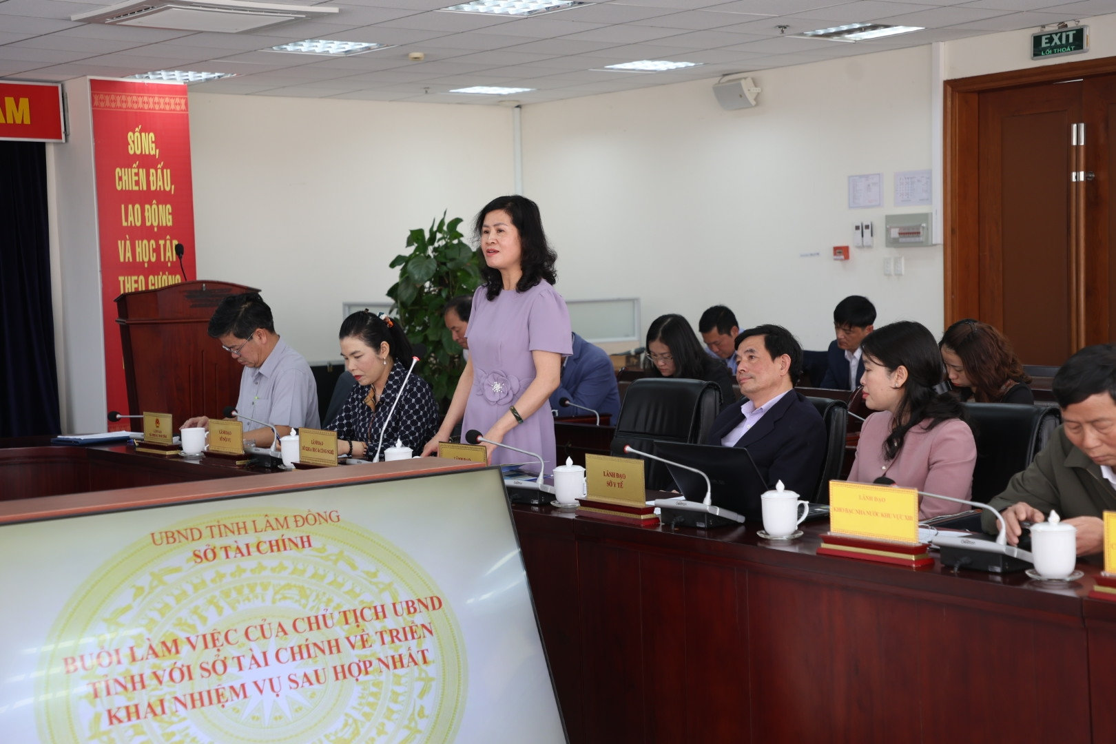 Bà Võ Thị Hảo - Giám đốc Sở Khoa học và Công nghệ, báo cáo vướng mắc về giải quyết tài chính trong đổi mới sáng tạo