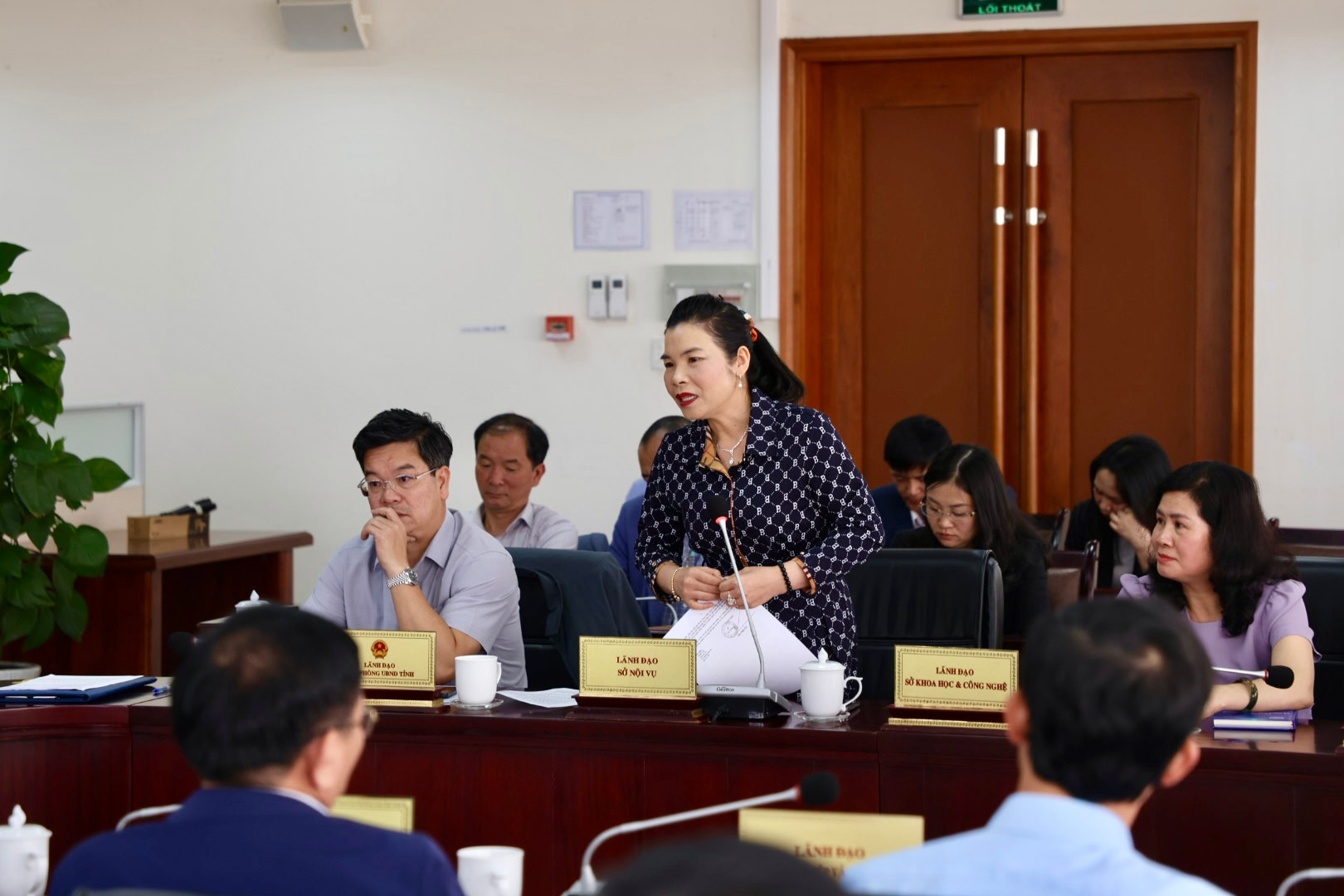 Bà Phạm Thị Tường Vân - Giám đốc Sở Nội vụ, báo cáo những nội dung liên quan đến các chế độ chính sách cho cán bộ công chức