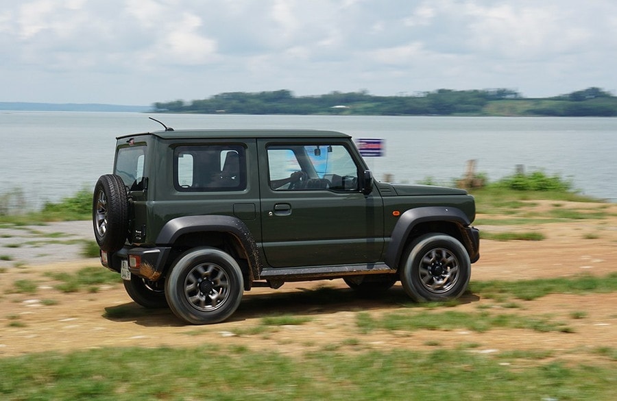 Suzuki Jimny gây sốt trong làng xe nhờ vào thiết kế vuông vắn, phong cách địa hình và hệ dẫn động hai cầu (4x4). Ảnh: ST co-gi-dat-gia-sau-vo-lang-suzuki-jimny-o-to-5-1741338994-342-width1000height650.jpg