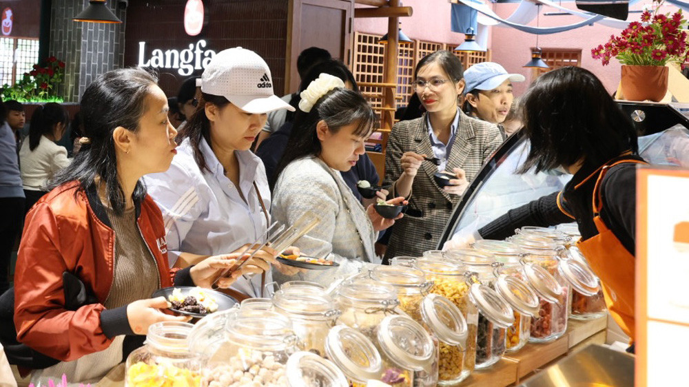 Không khí nhộn nhịp ở khu vực buffet kem