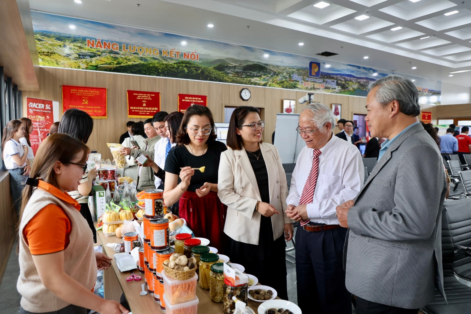 Đại biểu tham dự Hội nghị đến thăm gian hàng quảng bá sản phẩm của các doanh nghiệp hội viên...