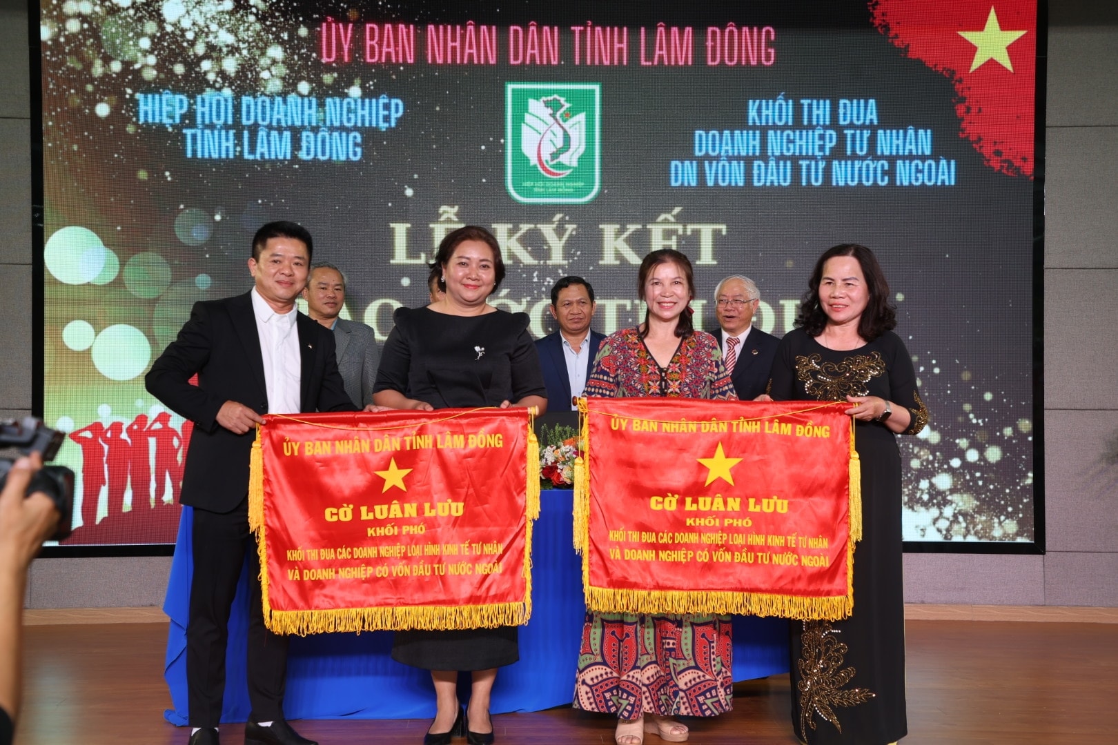 Trao đổi cờ luân lưu Khối Phó Khối thi đua