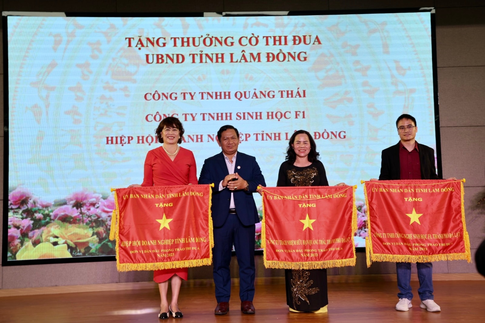 Công ty TNHH Quảng Thái, Công ty TNHH Sinh Học F1, Hiệp hội Doanh nghiệp tỉnh Lâm Đồng nhận Cờ thi đua của UBND tỉnh
