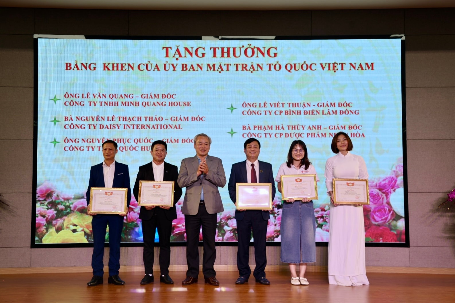 Ông Đoàn Anh Ngữ - Phó Chủ tịch UBMTTQVN tỉnh Lâm Đồng trao Bằng khen của UBMTTQVN cho các doanh nghiệp