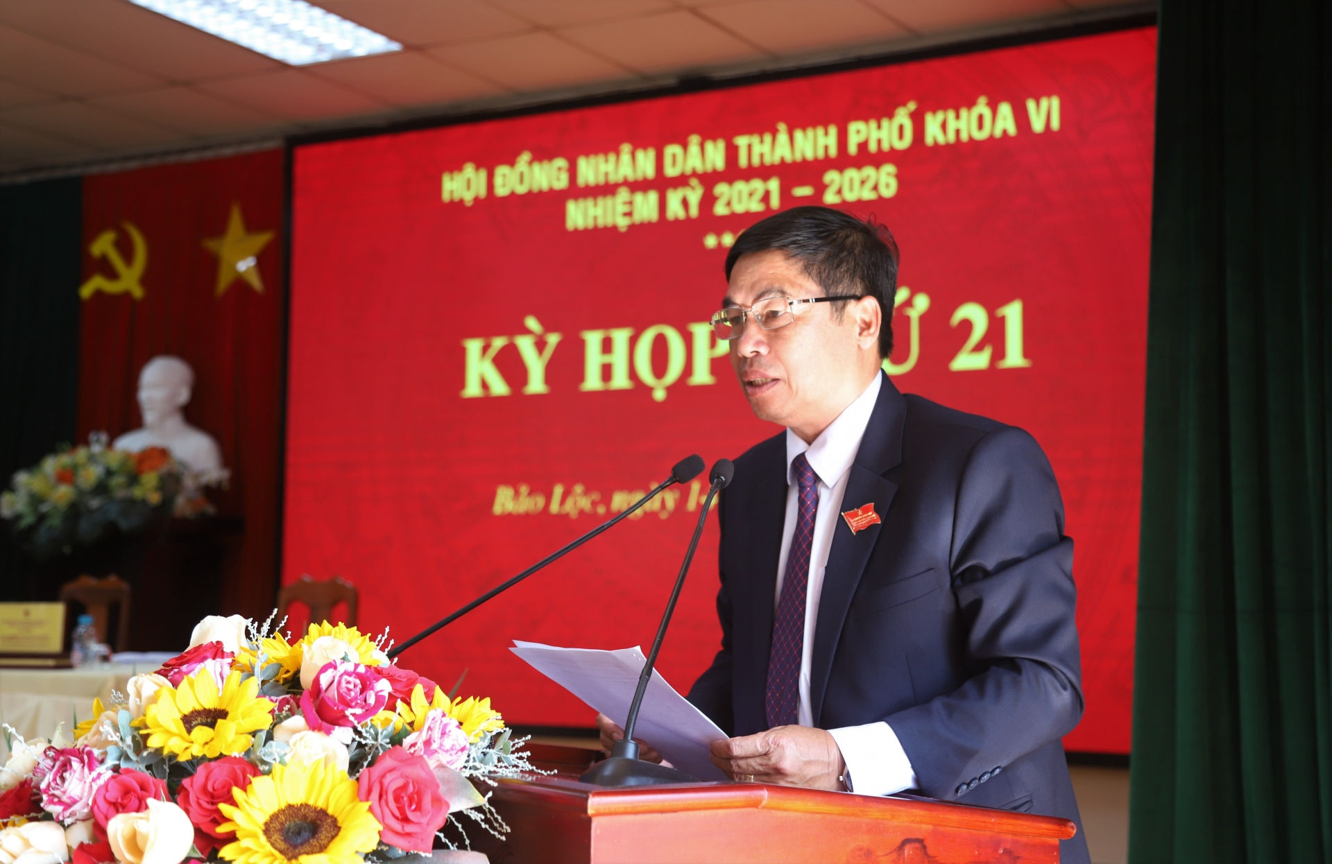 Đồng chí Nghiêm Xuân Đức - Phó Bí thư Thường trực Thành ủy, Chủ tịch HĐND TP Bảo Lộc phát biểu tại Kỳ họp