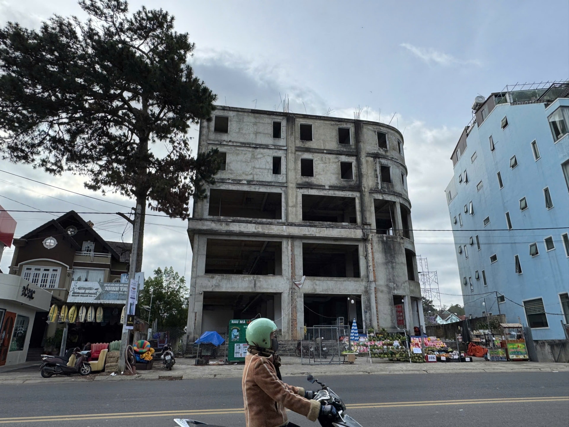 Công trình dự án bỏ hoang lâu ngày