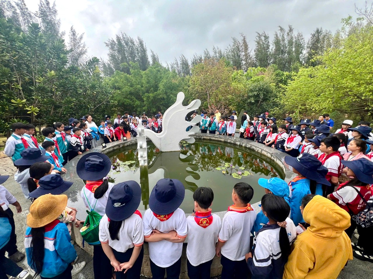 Tuổi trẻ huyện Lạc Dương tham quan và tìm hiểu ý nghĩa của những công trình kiến trúc tại Khu tưởng niệm chiến sĩ Gạc Ma