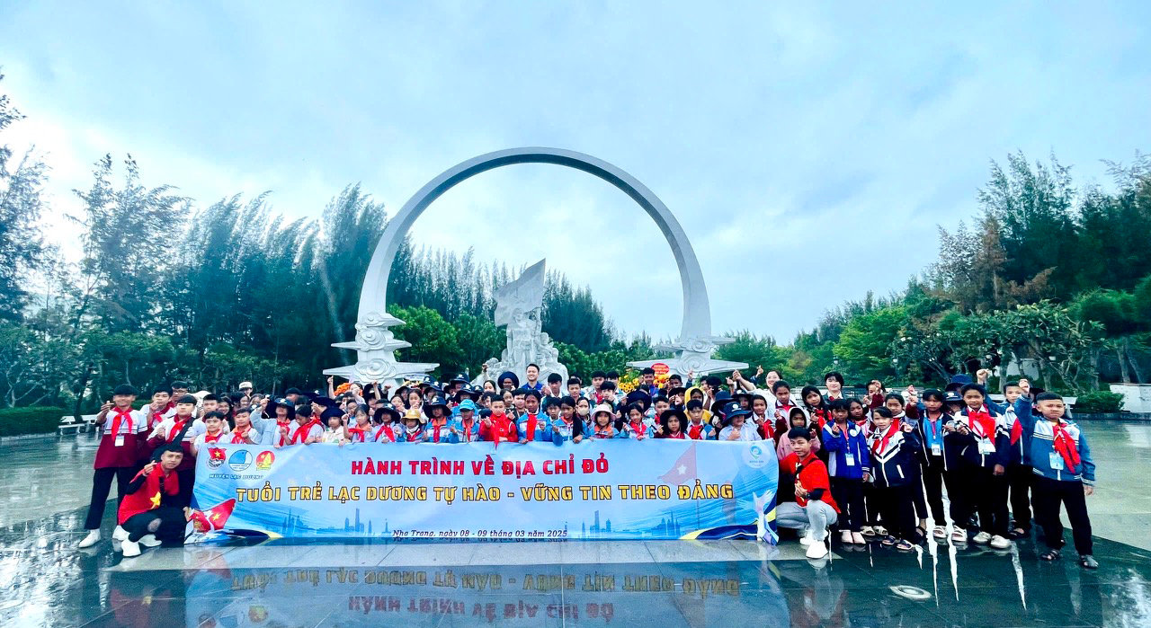 Cán bộ, đoàn viên, thanh niên và các đại biểu thiếu nhi của huyện Lạc Dương tìm hiểu truyền thống, những câu chuyện lịch sử về sự kiện Gạc Ma