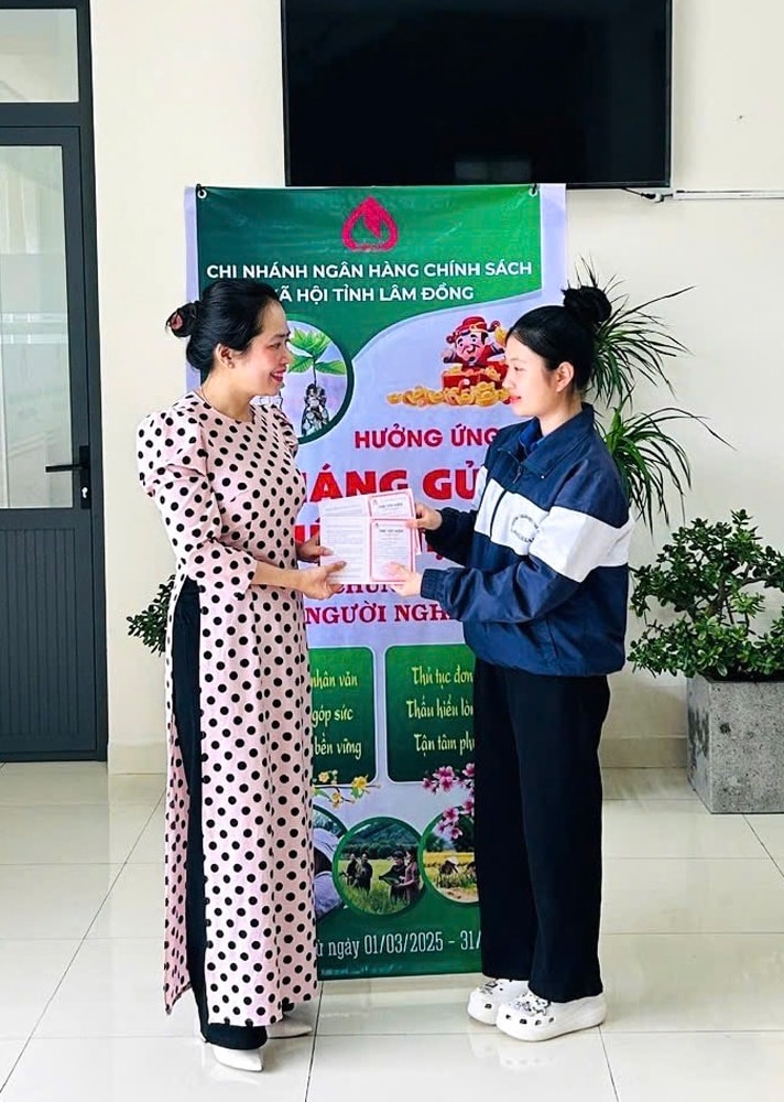 Học sinh Phương Vy gửi toàn bộ số tiền tiết kiệm của mình với mong muốn chung tay giúp đỡ người nghèo