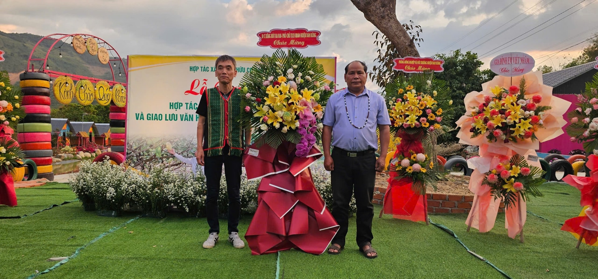 Ông Liêng Hót Ha Hai – Phó Chủ tịch UBND huyện tặng hoa chúc mừng ông Nozawa Hiroki, các đối tác và HTX Ca cao hữu cơ Đam Rông liên kết bền chặt