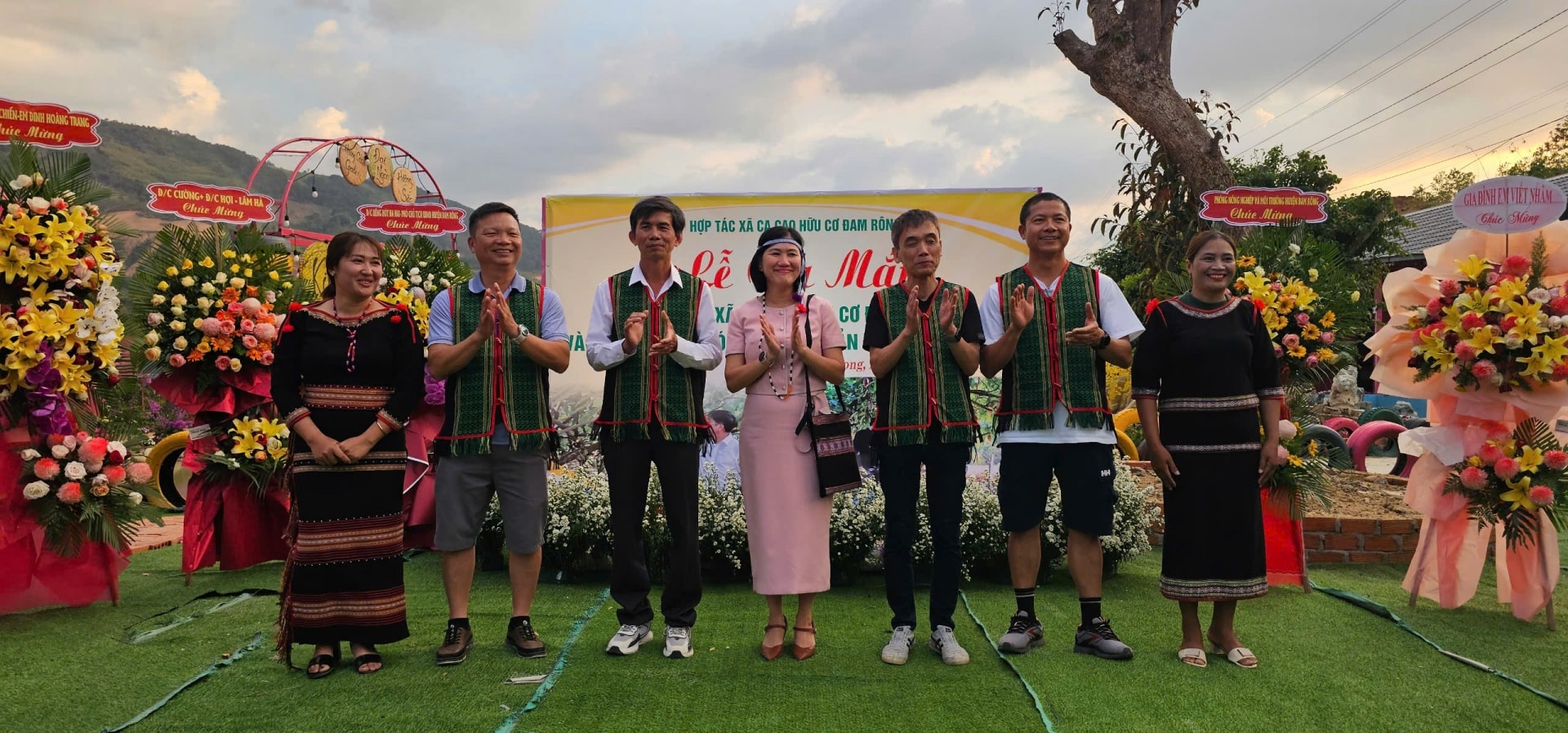 Bà Liêng Jrang K’Sinh (ngoài cùng bên trái) – Giám đốc HTX Ca cao hữu cơ Đam Rông tặng bộ trang phục thổ cẩm làm quà lưu niệm cho ông Nozawa Hiroki và các đối tác