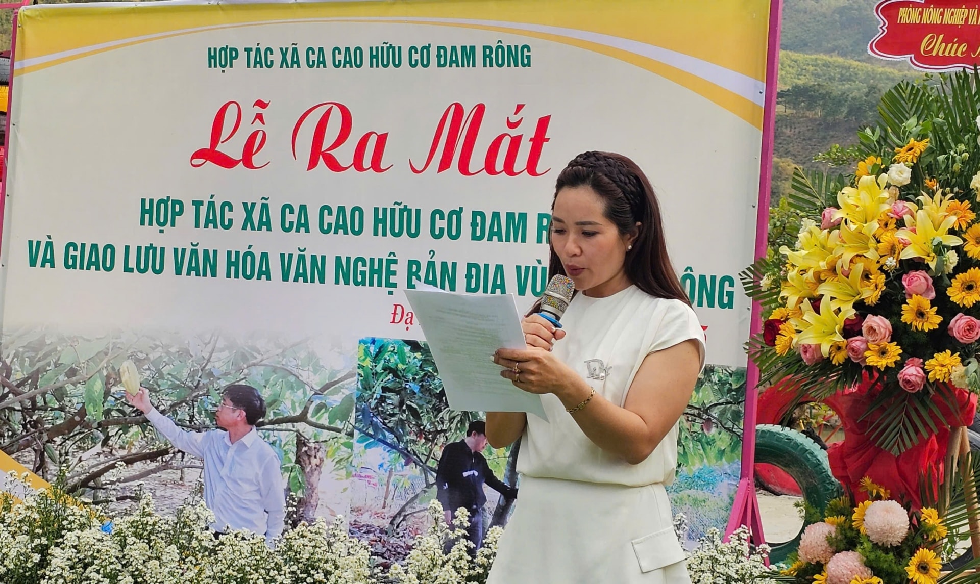 Bà Nguyễn Tuyết Lan – Giám đốc HTX Ca cao hữu cơ Đam Rông thông qua quyết định thành lập HTX