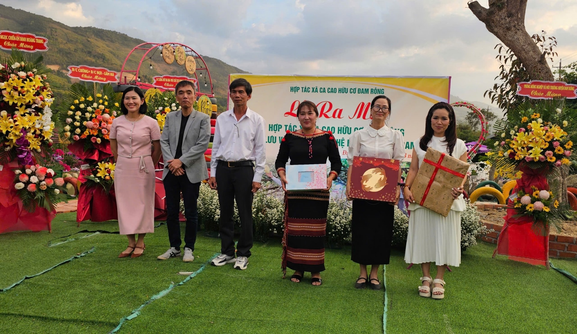 Công ty OCA và các đối tác tặng quà lưu niệm cho HTX Ca cao hữu cơ Đam Rông