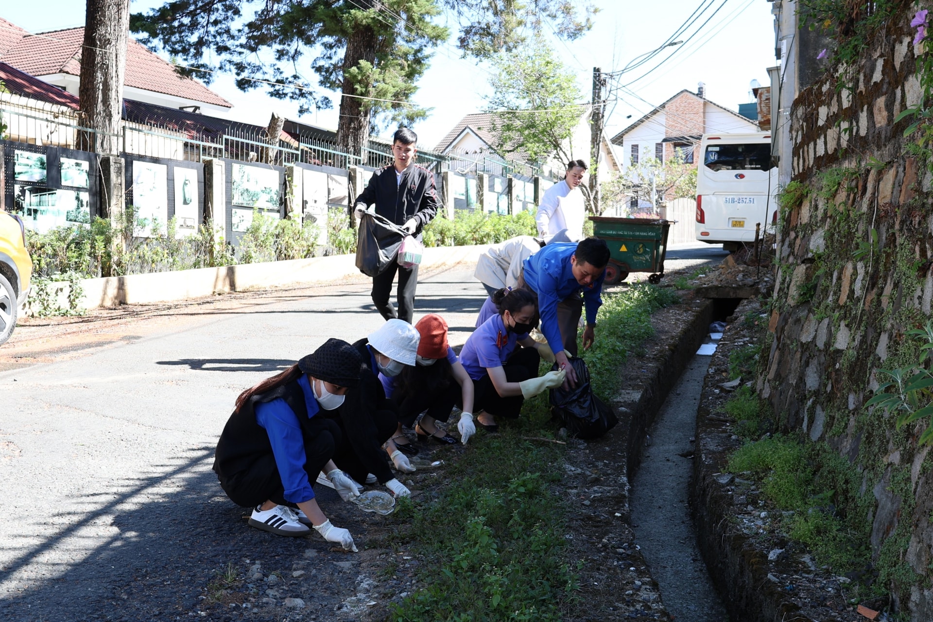 ra quân dọn vệ sinh, thu gom rác thải,