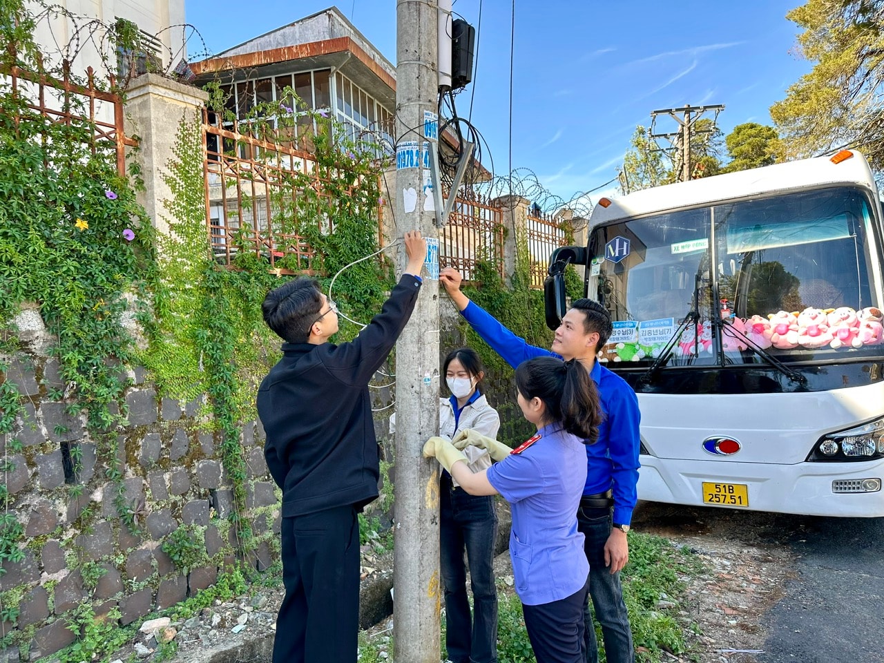 bóc xóa các biển quảng cáo, rao vặt trái phép tại các trụ điện dọc tuyến đường Yết Kiêu,