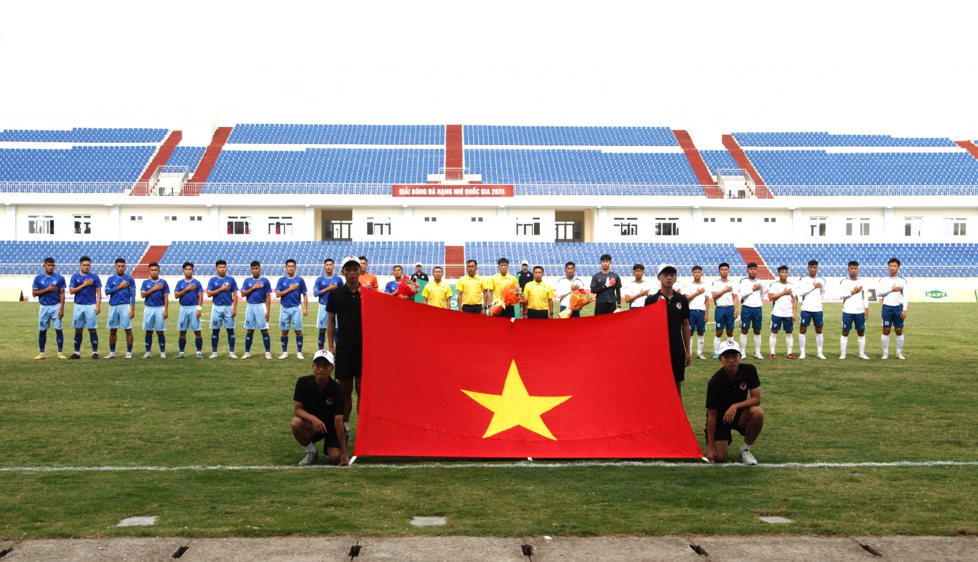 Một trận đấu trên sân Đà Lạt tại Giải hạng Nhì Quốc gia năm 2024 