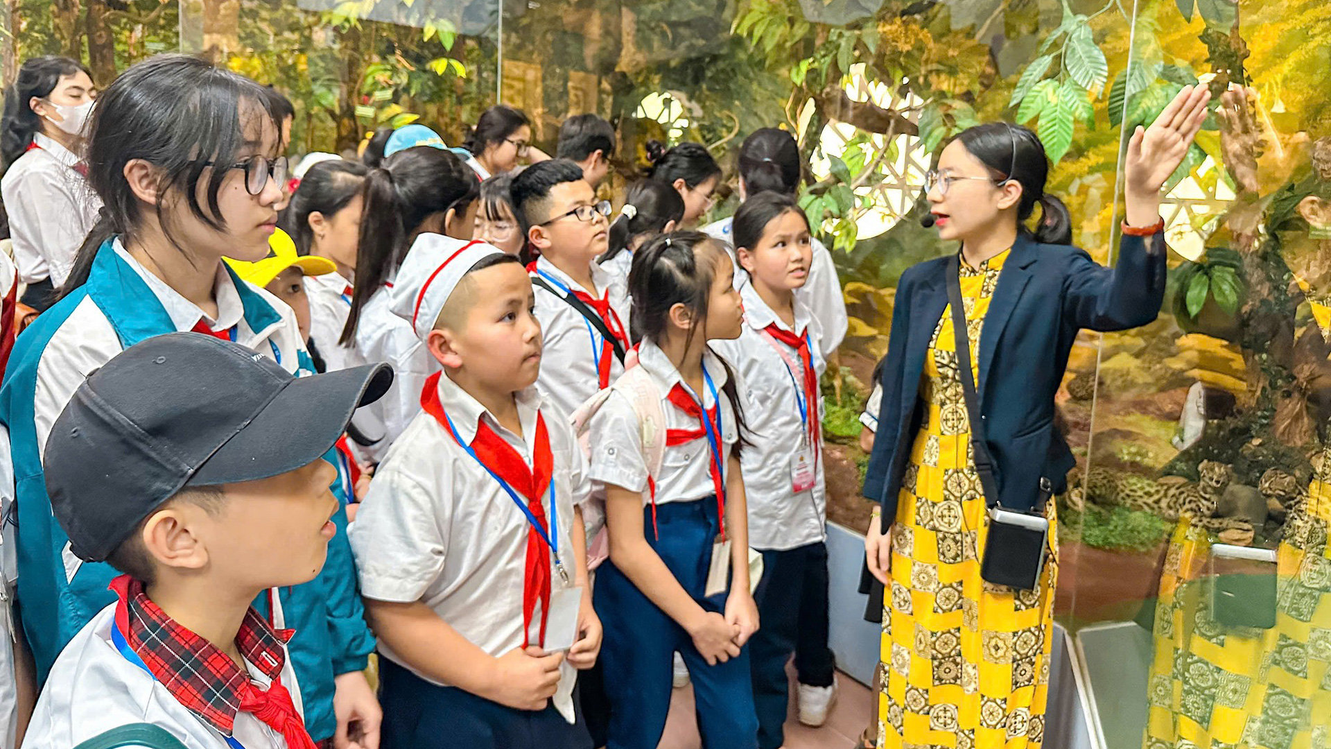 Các đại biểu Cháu ngoan Bác Hồ huyện Đức Trọng tham quan địa chỉ đỏNhà Lao thiếu nhi Đà Lạt và Bảo tàng tỉnh Lâm Đồng