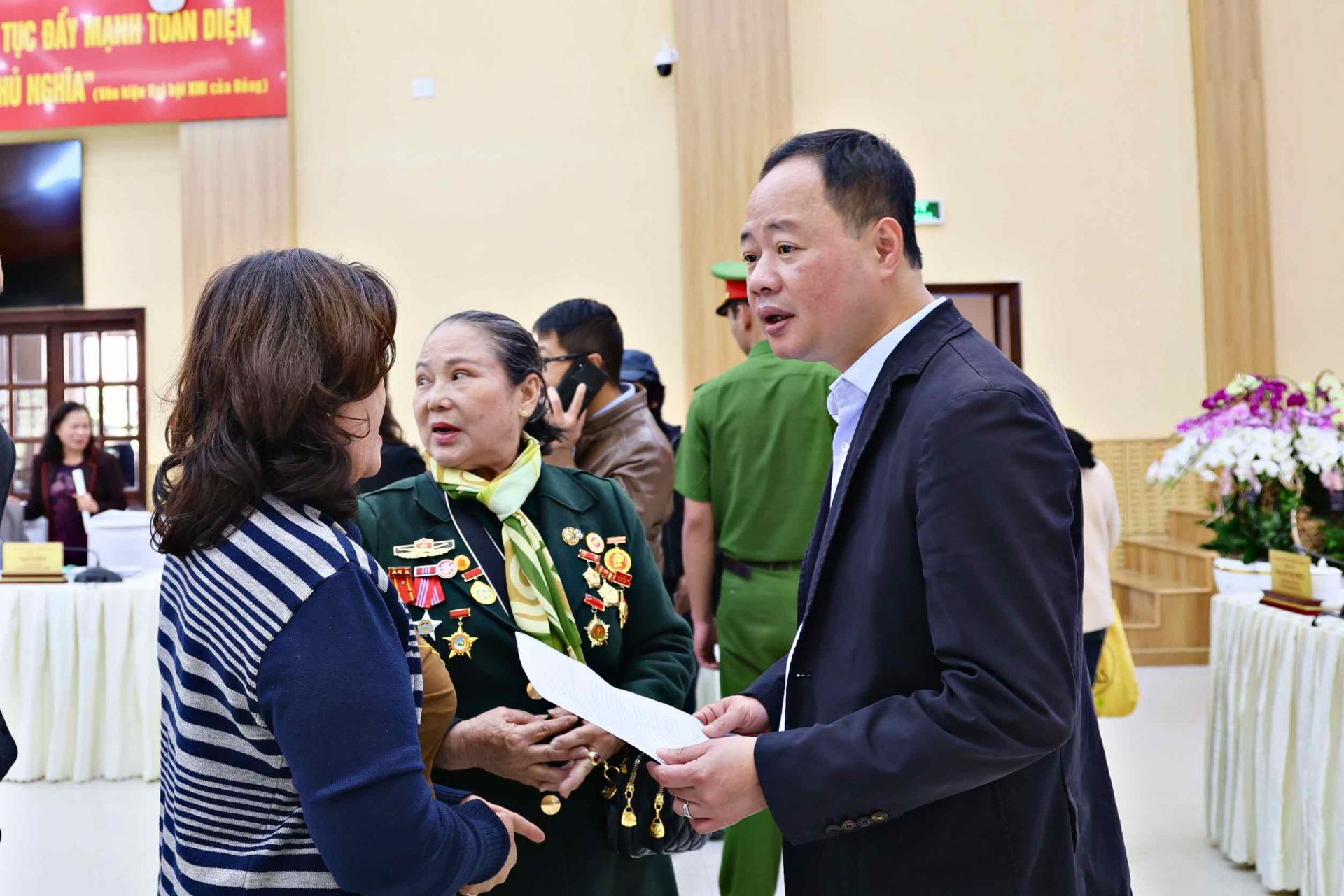 Chủ tịch UBND tỉnh Trần Hồng Thái trao đổi với người dân tại buổi tiếp công dân định kỳ tháng 2/2025