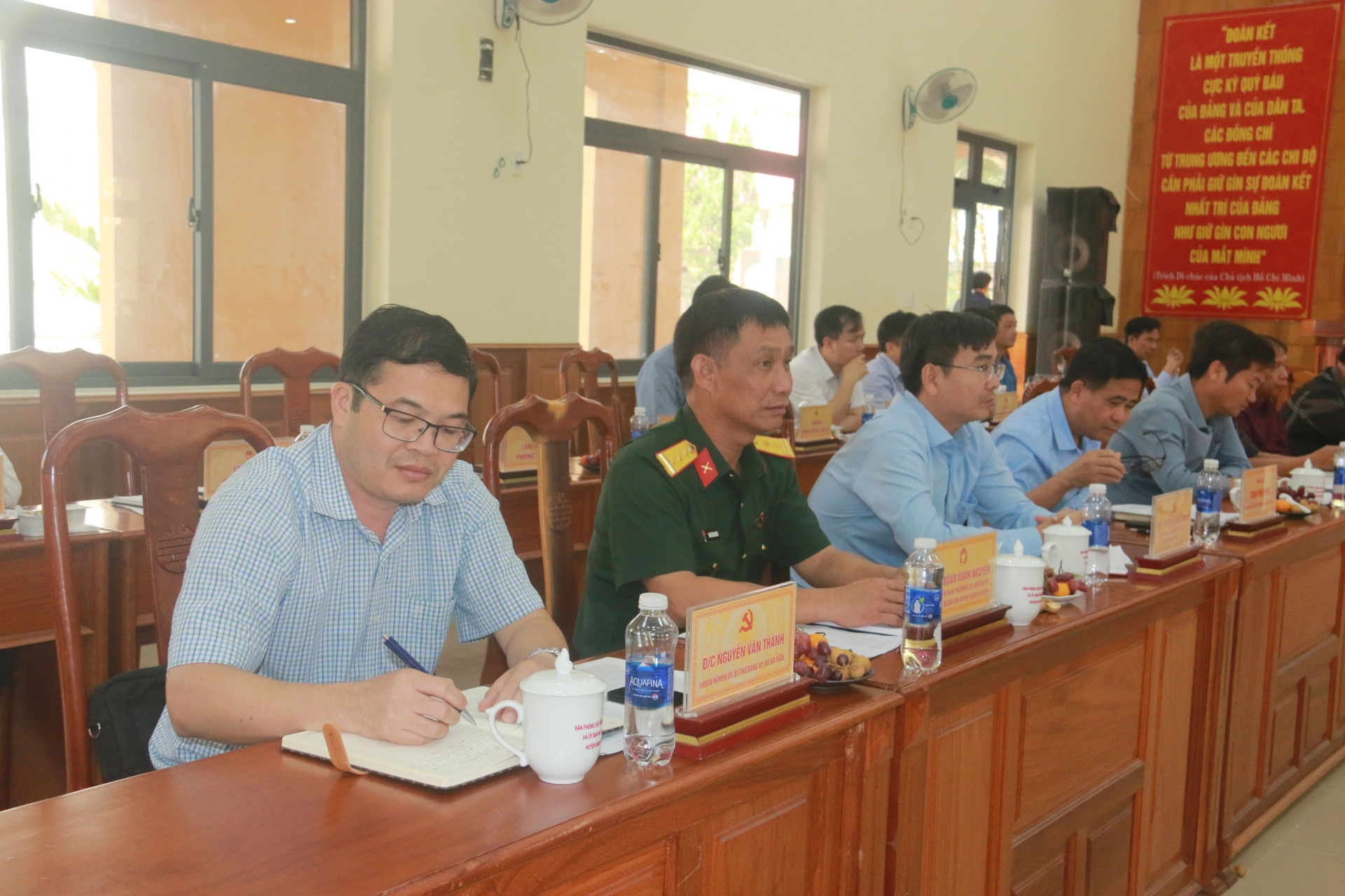 Các đồng chí lãnh đạo các phòng ban chuyên môn của huyện tham dự Hội nghị