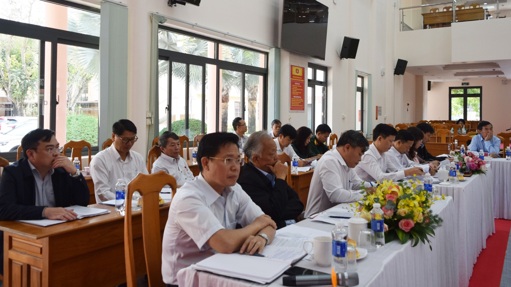 Các đại biểu tham dự buổi làm việc