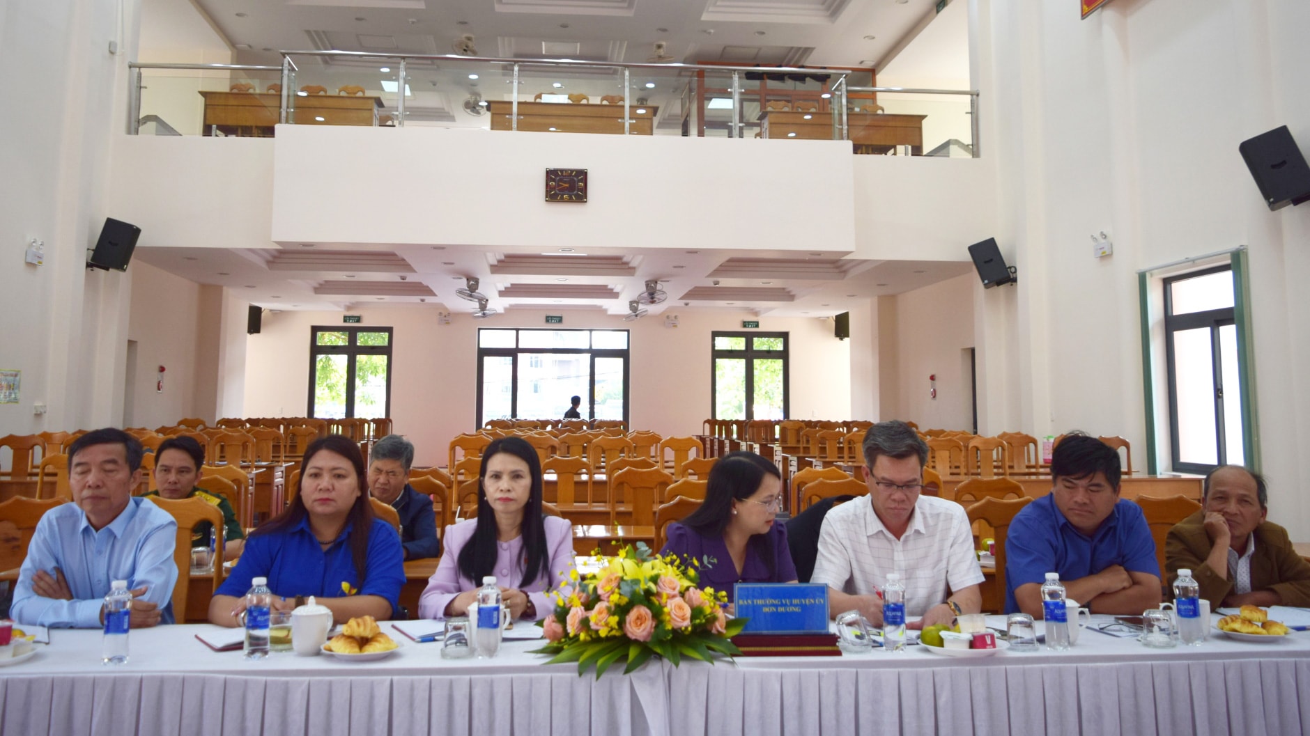 Các đại biểu tham dự buổi làm việc