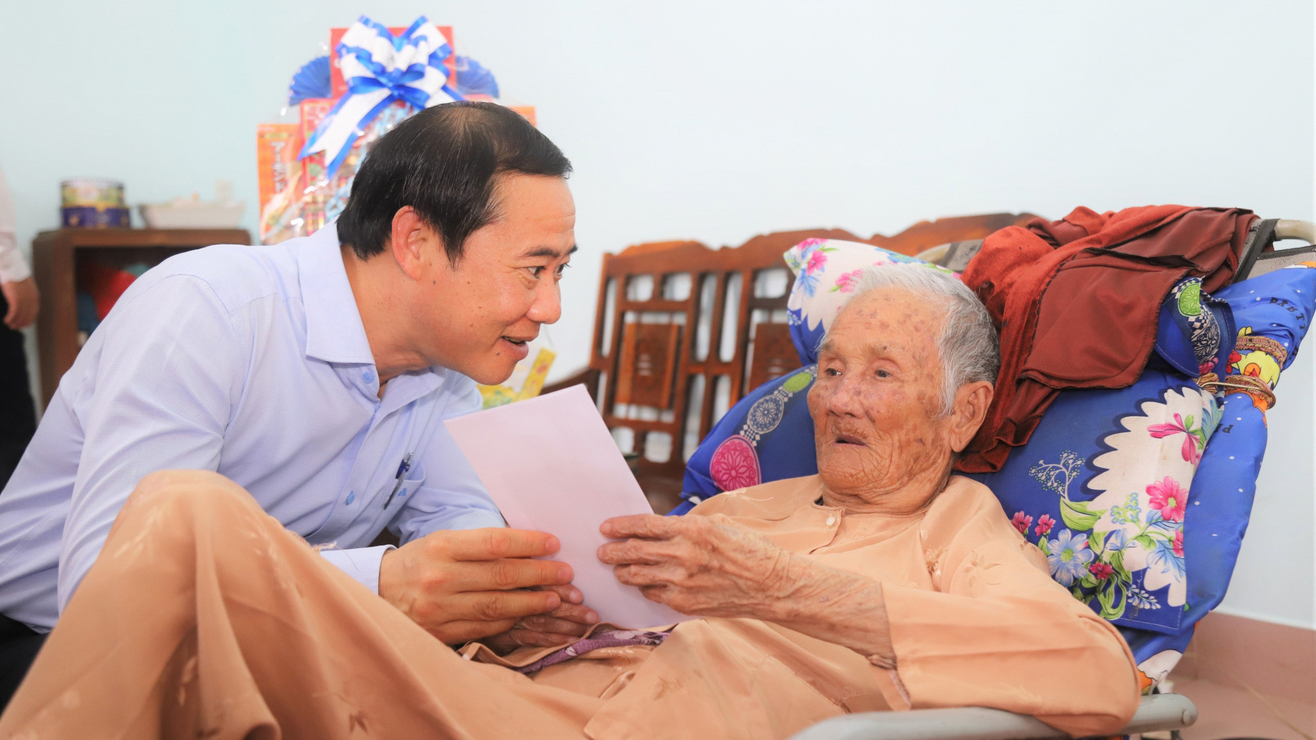 Quyền Bí thư Tỉnh ủy Lâm Đồng Nguyễn Thái Học ân cần thăm, tặng quà Mẹ Việt Nam anh hùng Nguyễn Thị Có (98 tuổi, ngụ tại phường Lộc Sơn, TP Bảo Lộc)