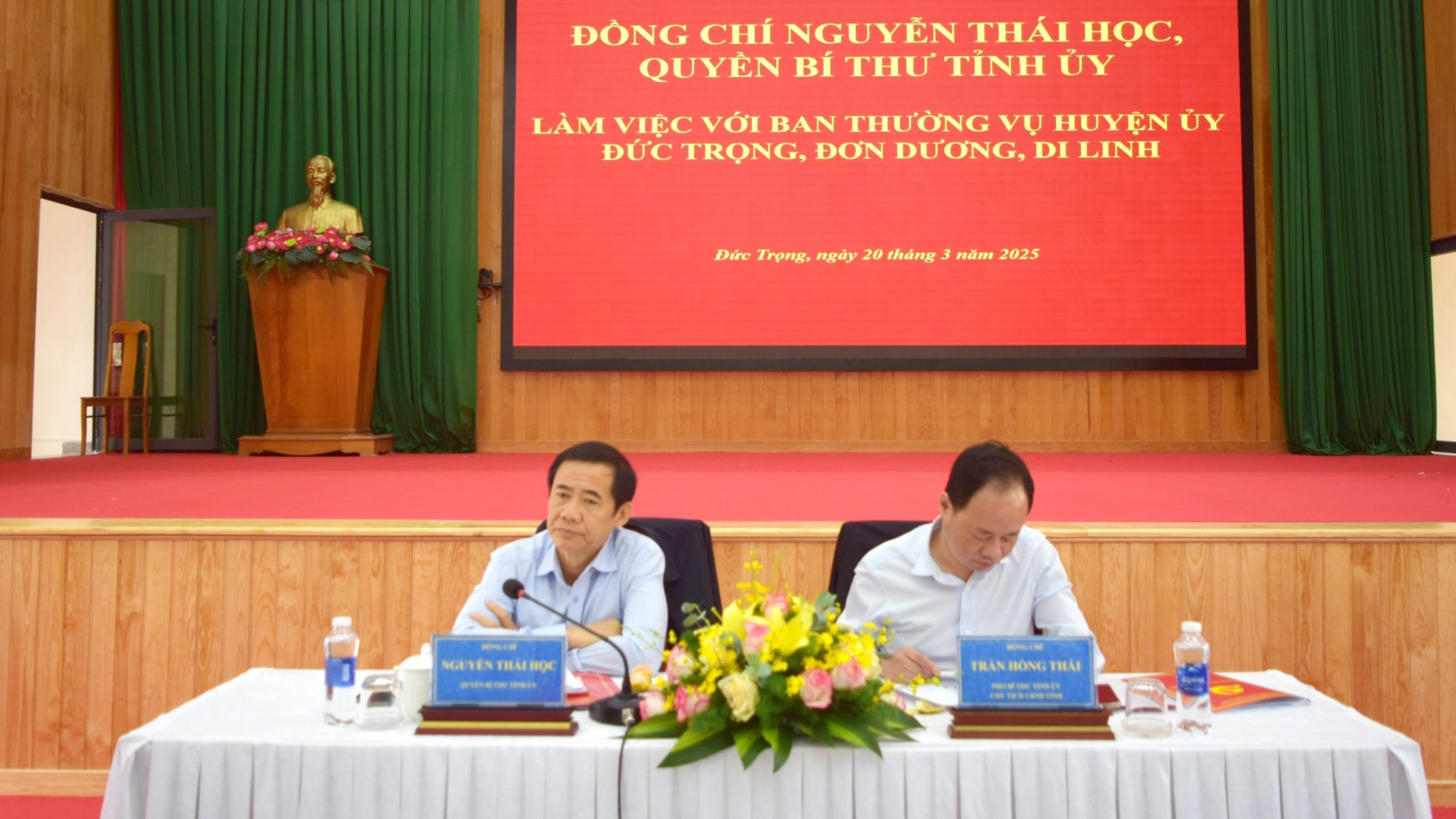 Các đồng chí chủ trì Hội nghị